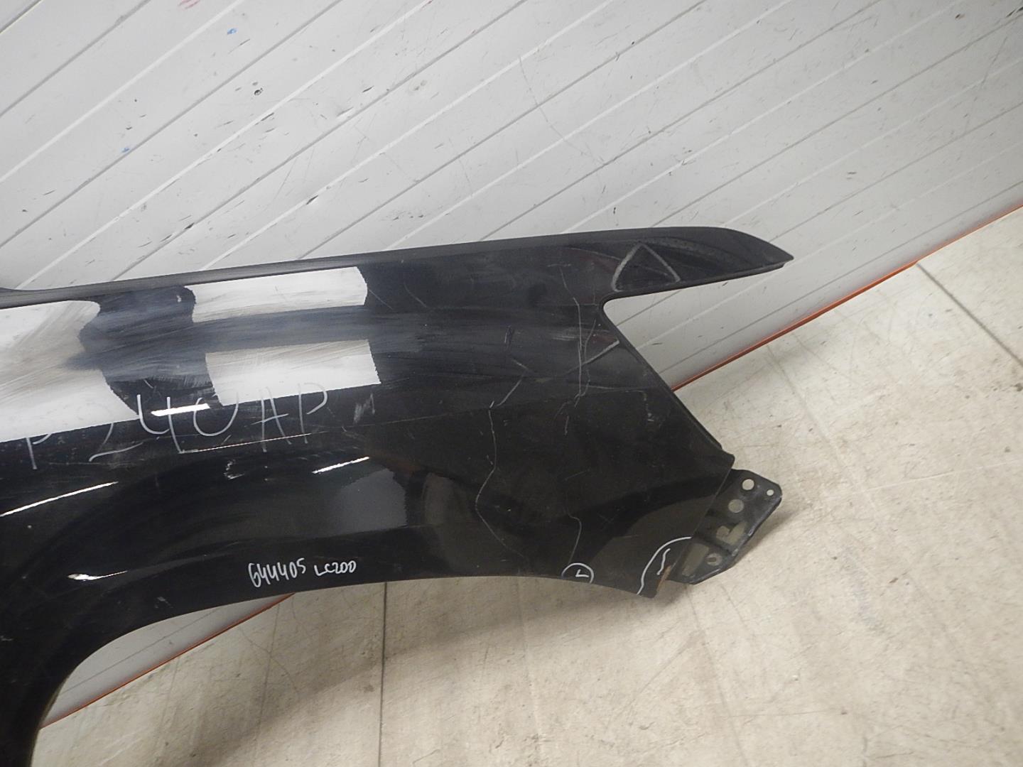 Крыло переднее правое