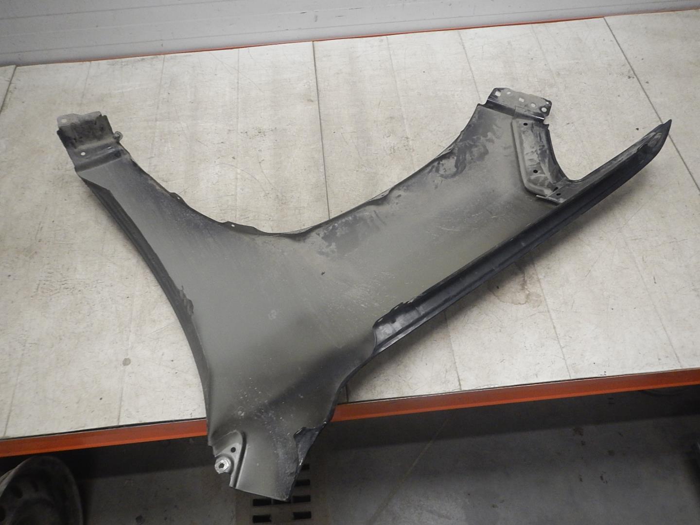 Крыло переднее правое