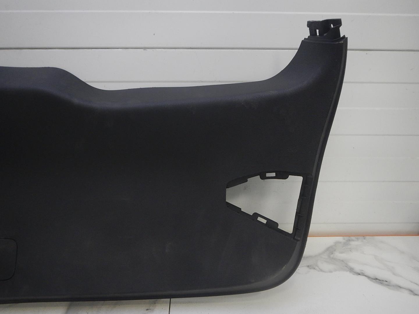 Обшивка двери багажника