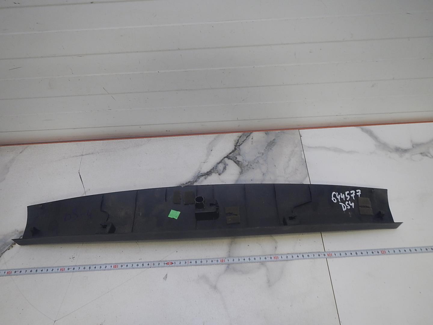 Обшивка двери багажника