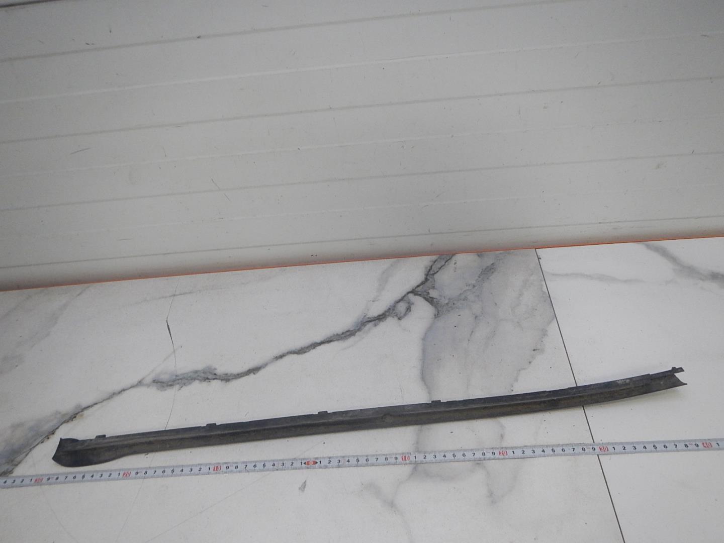 Уплотнитель задней левой двери