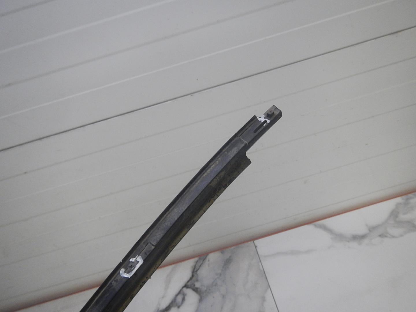 Уплотнитель задней левой двери