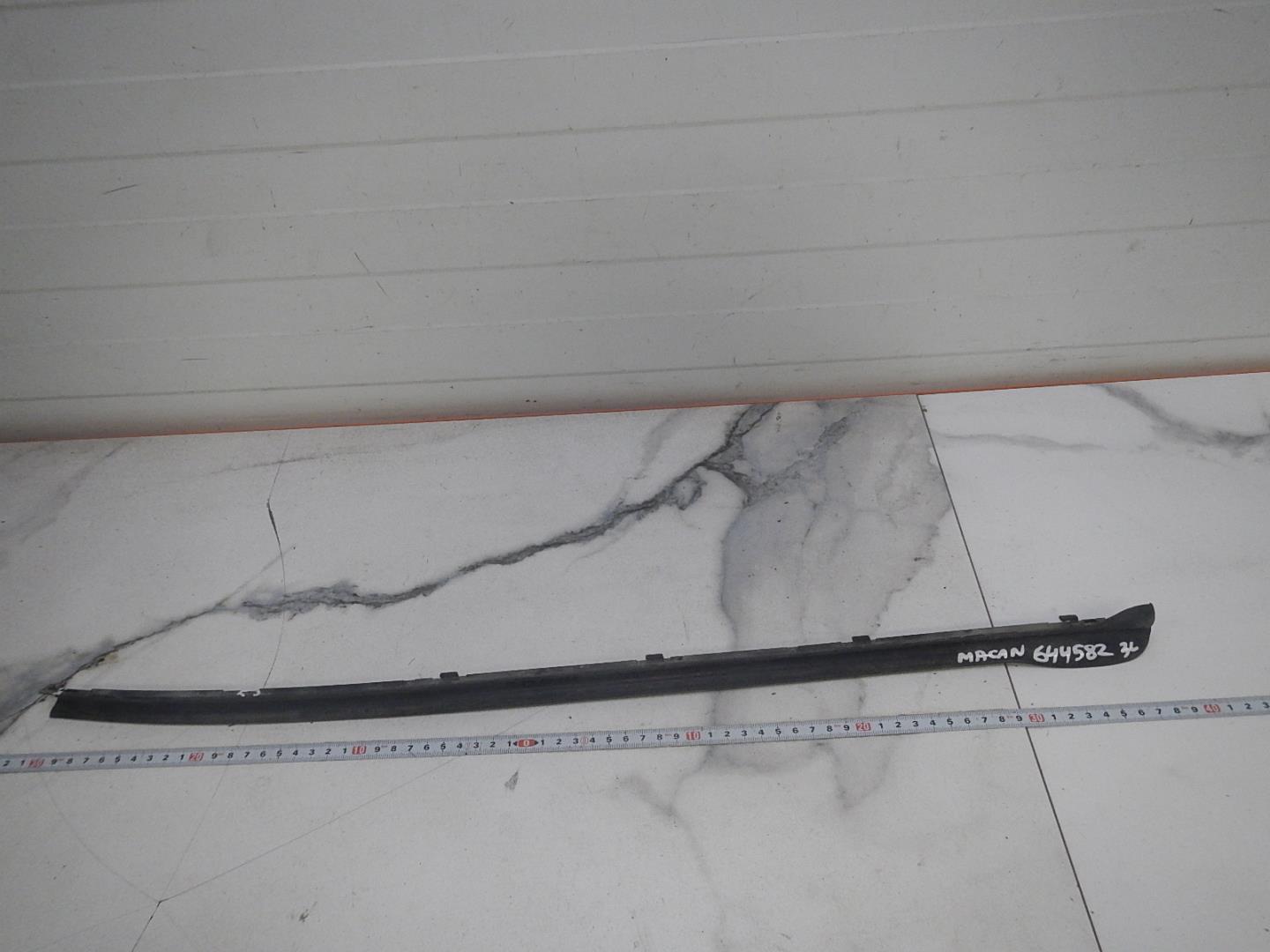 Уплотнитель задней левой двери