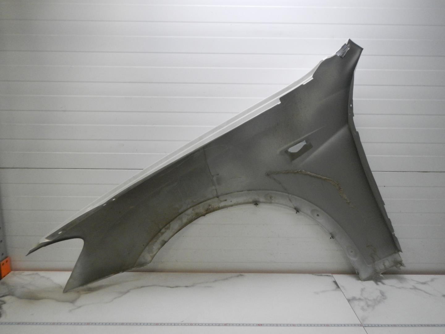 Крыло переднее правое