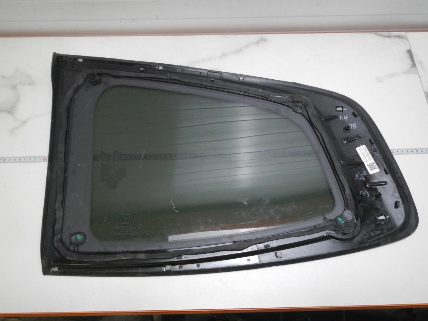 Стекло кузовное глухое правое