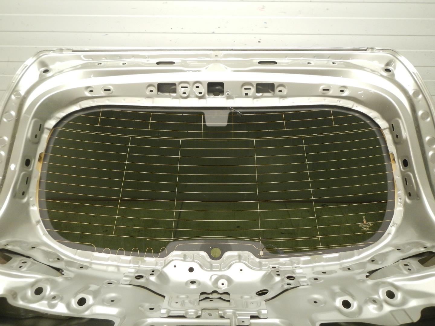 Стекло двери багажника