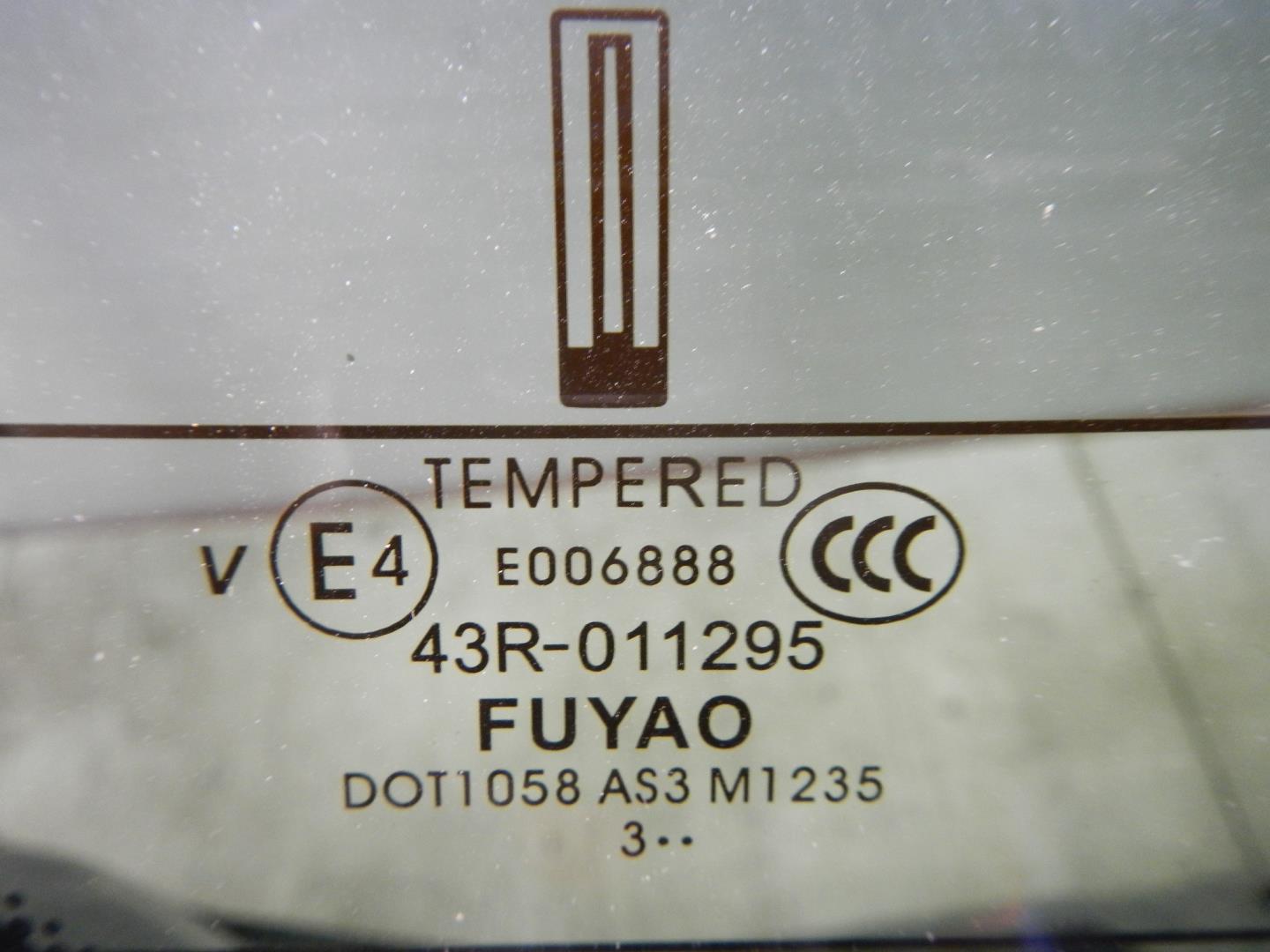 Стекло двери багажника