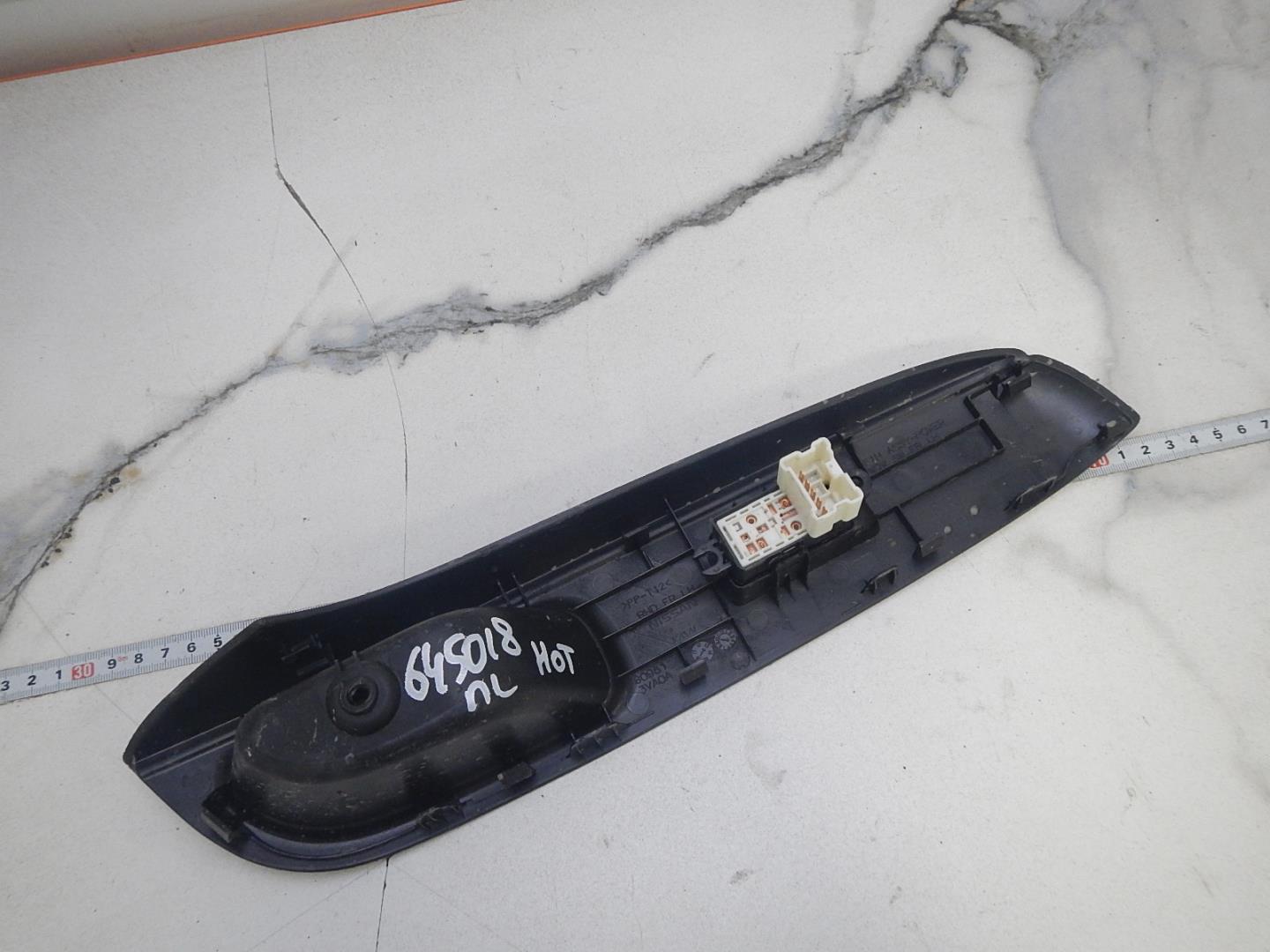 Кнопка стеклоподъемника