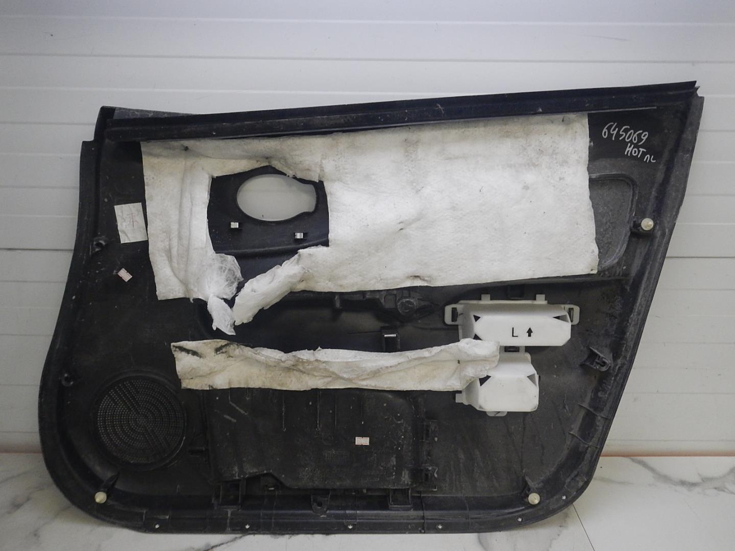 Обшивка двери передней левой