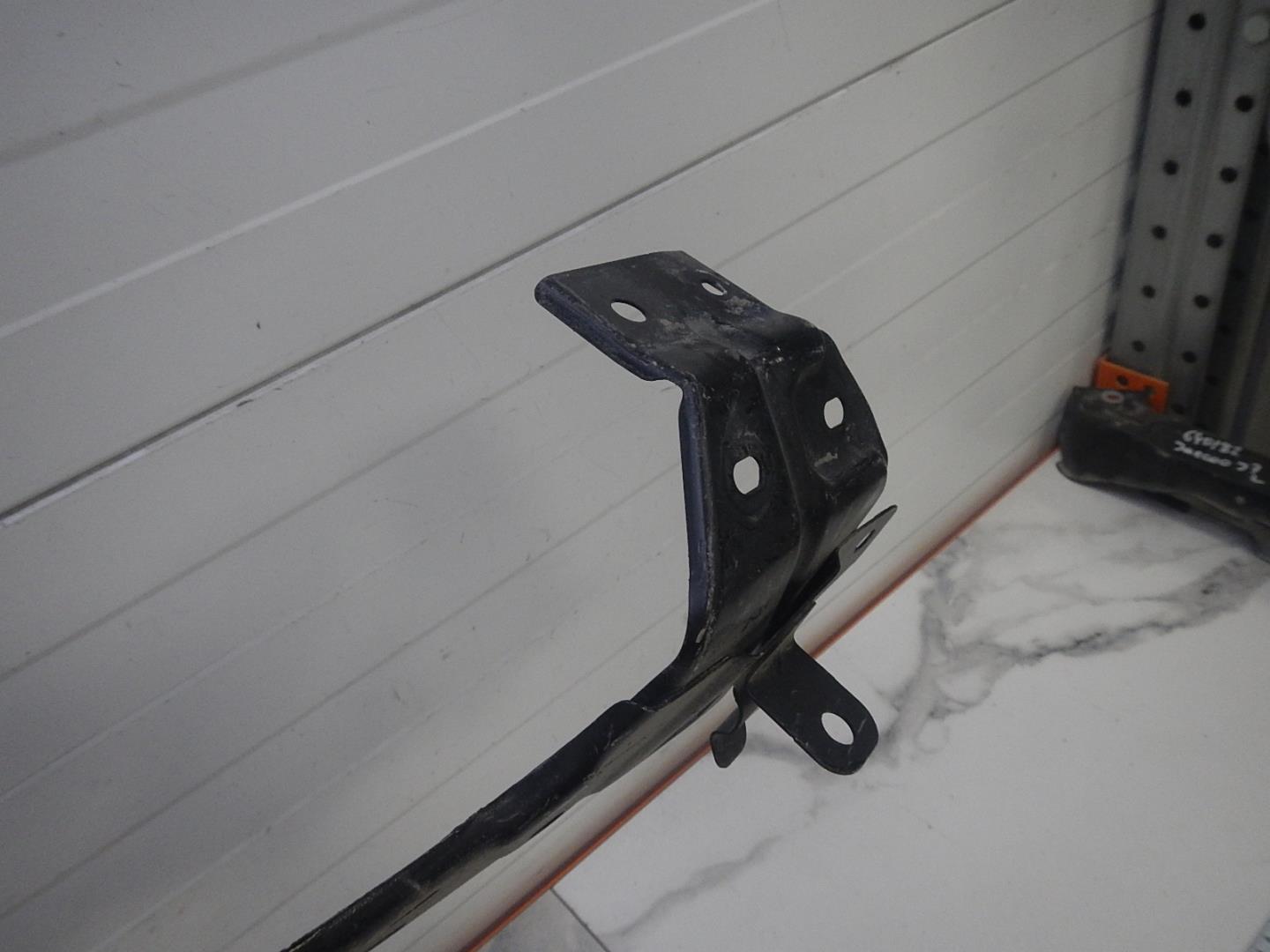 Кронштейн переднего бампера