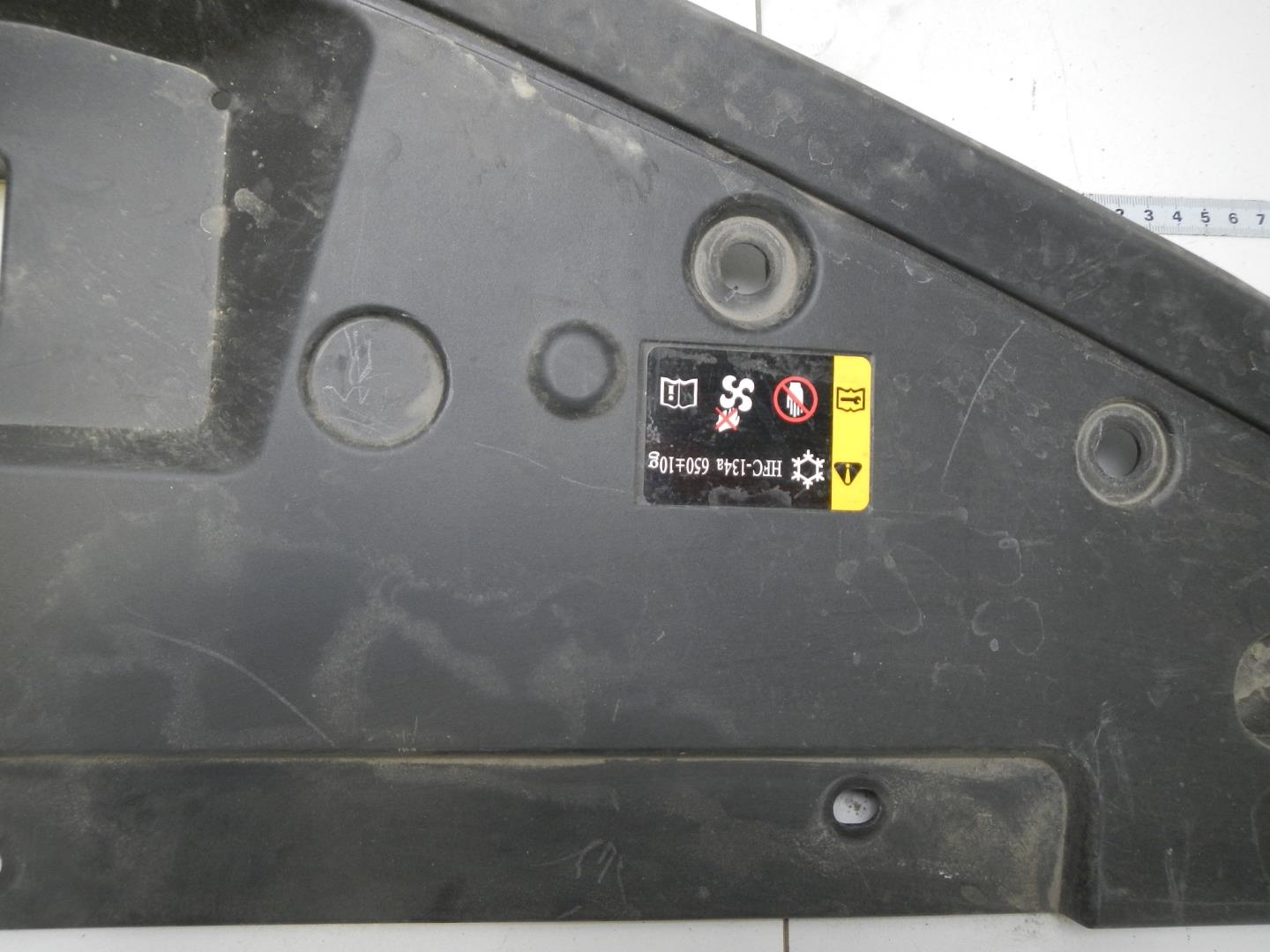 Кожух замка капота