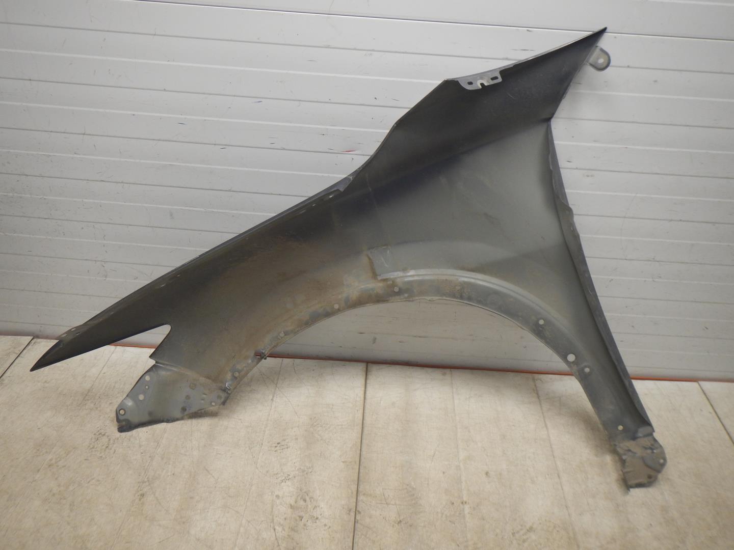 Крыло переднее правое