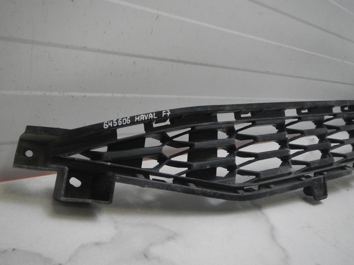 Решетка в бампер центральная