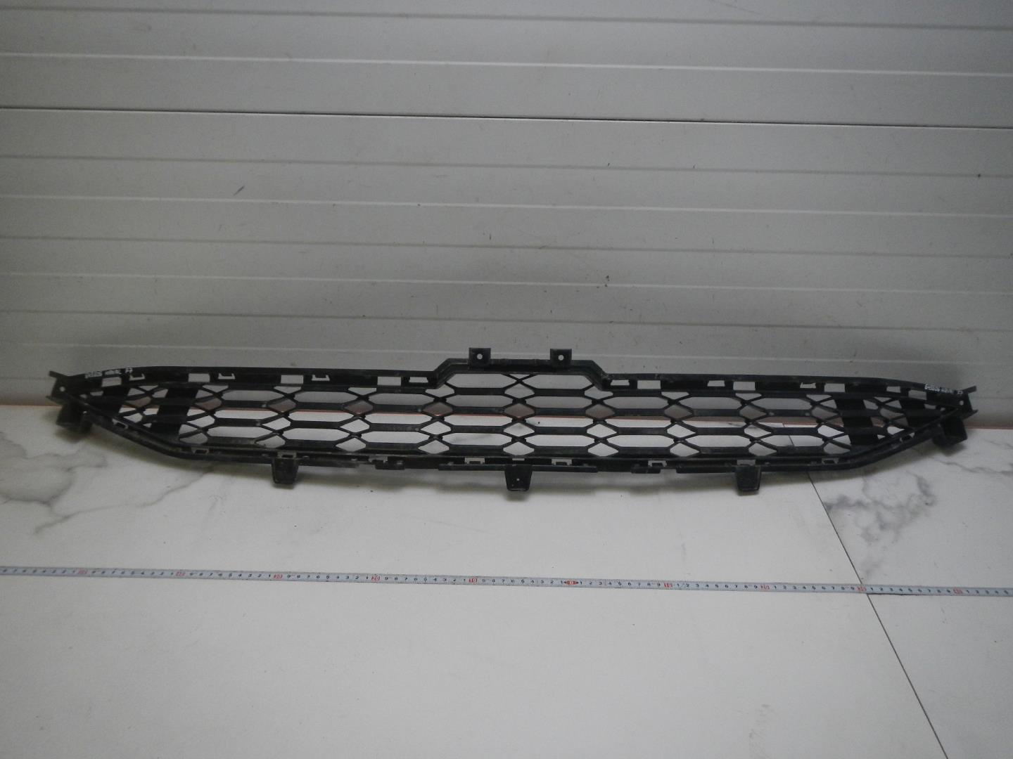 Решетка в бампер центральная