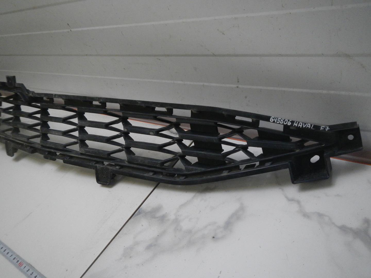 Решетка в бампер центральная