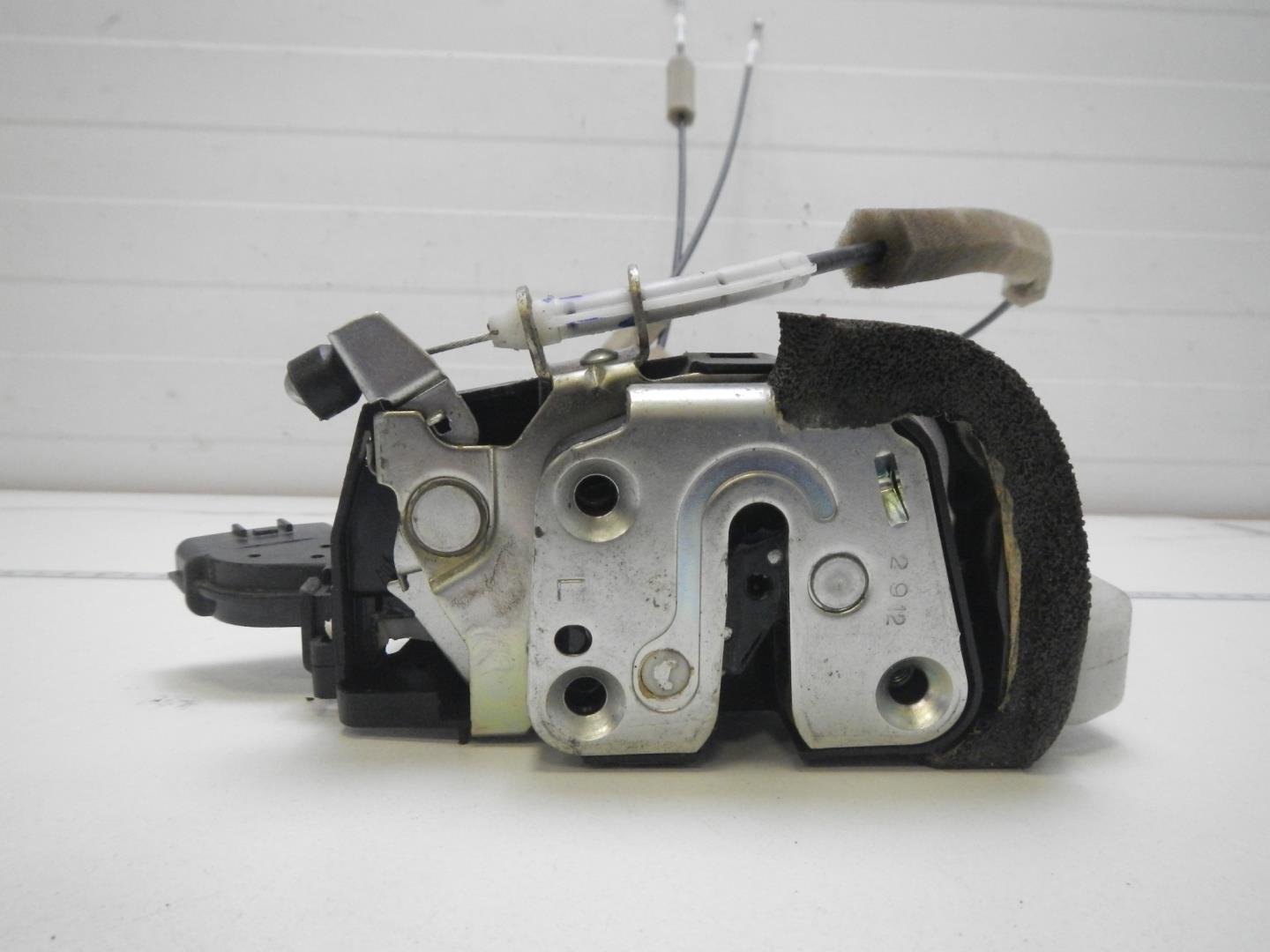 Замок двери передней левой