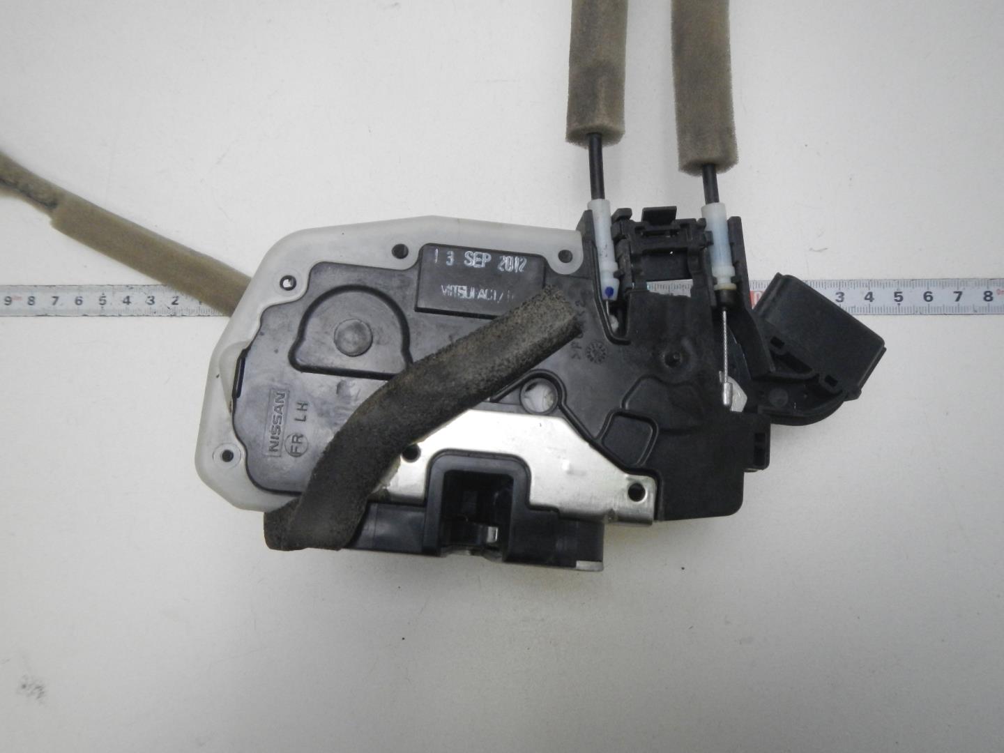 Замок двери передней левой