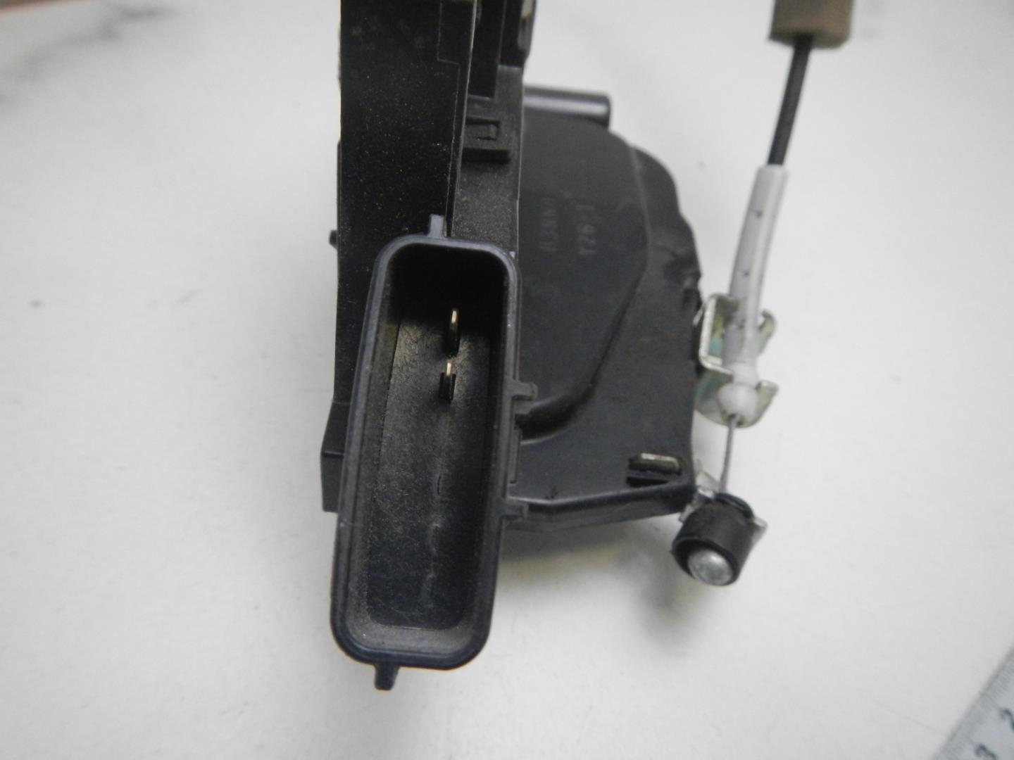 Замок двери передней левой