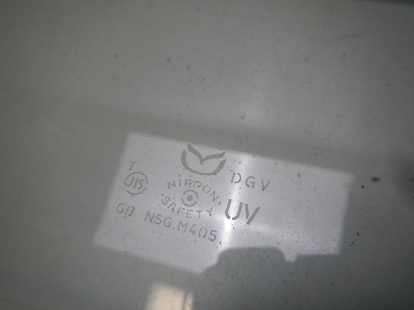 Стекло двери передней левой