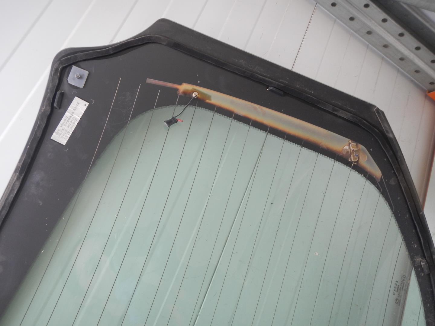 Стекло двери багажника