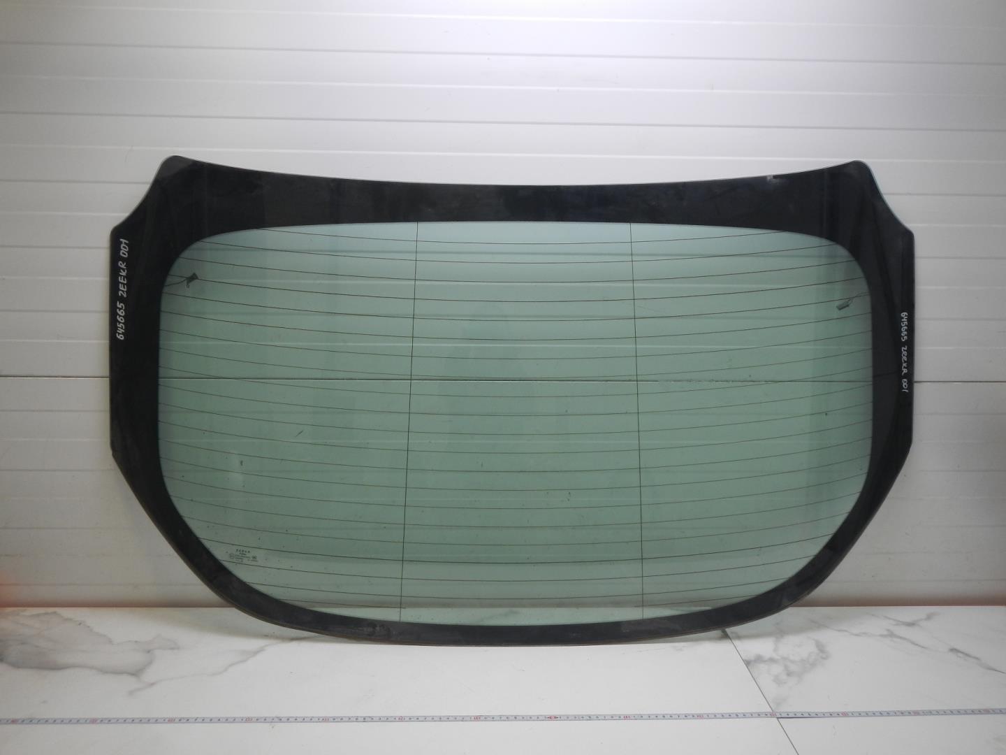 Стекло двери багажника