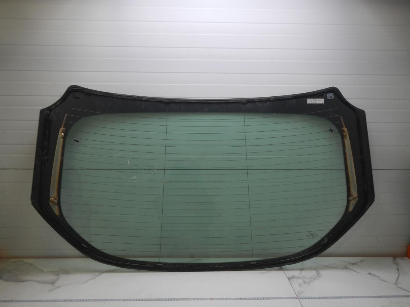 Стекло двери багажника