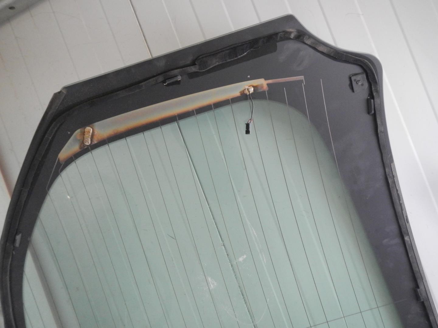 Стекло двери багажника