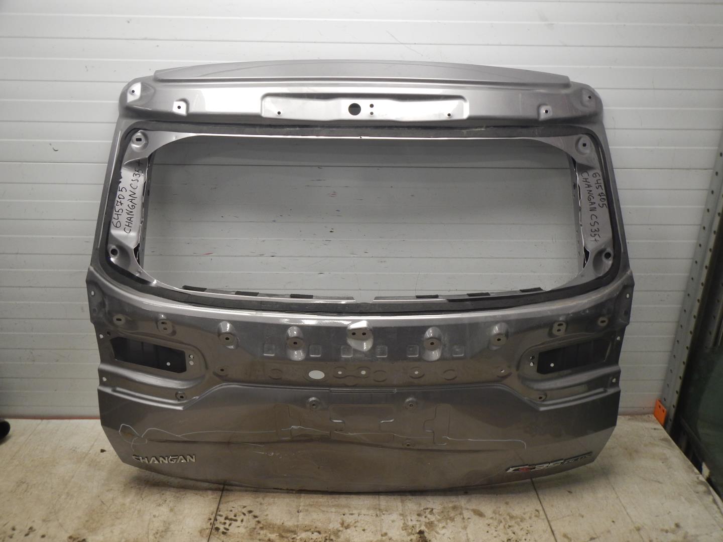 Дверь багажника