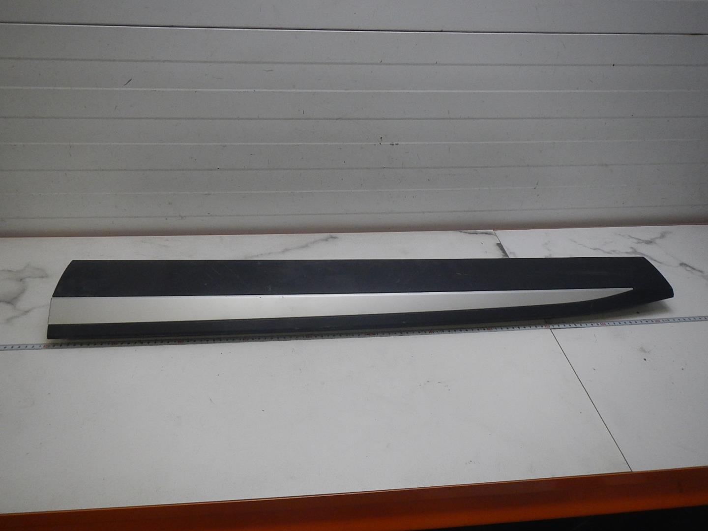 Молдинг передней левой двери