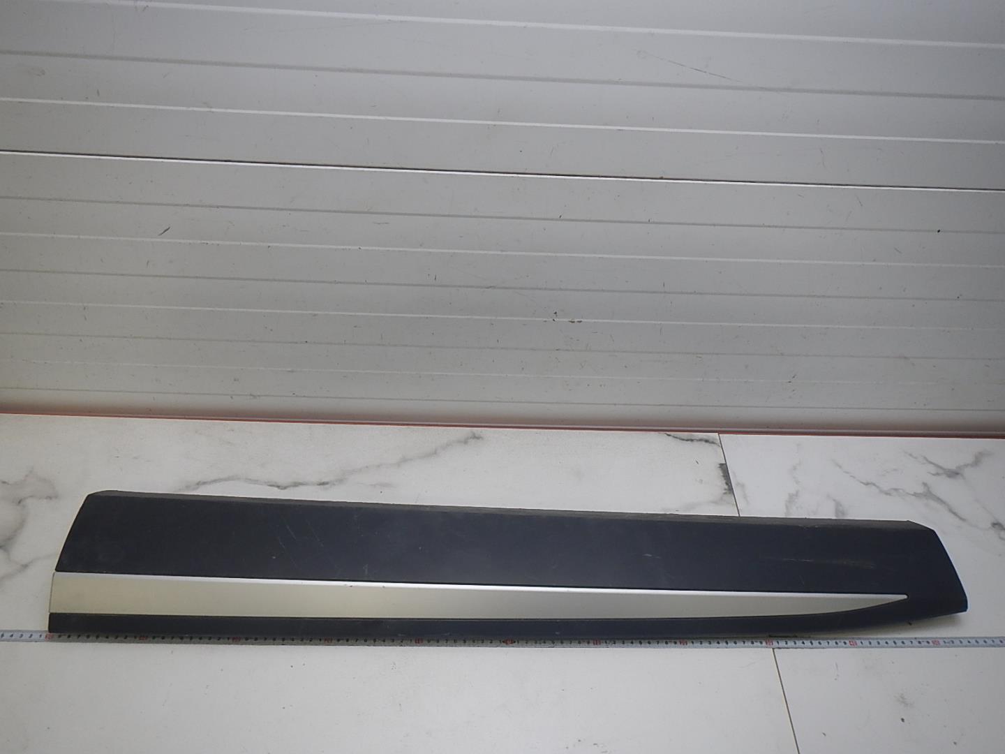 Молдинг передней левой двери