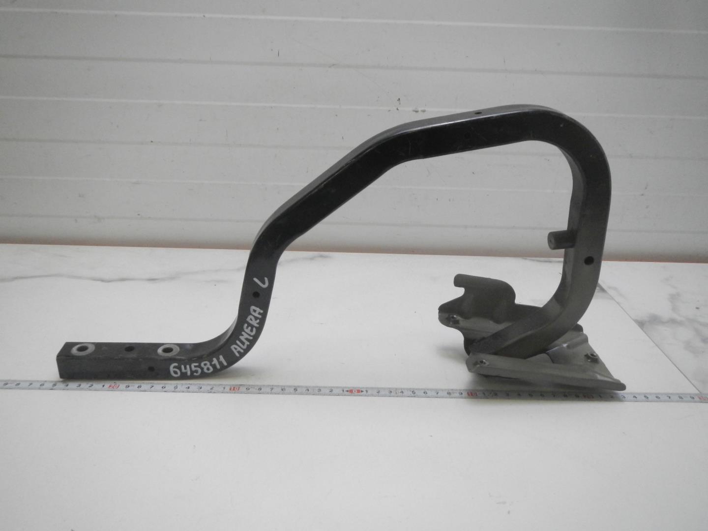 Петля крышки багажника