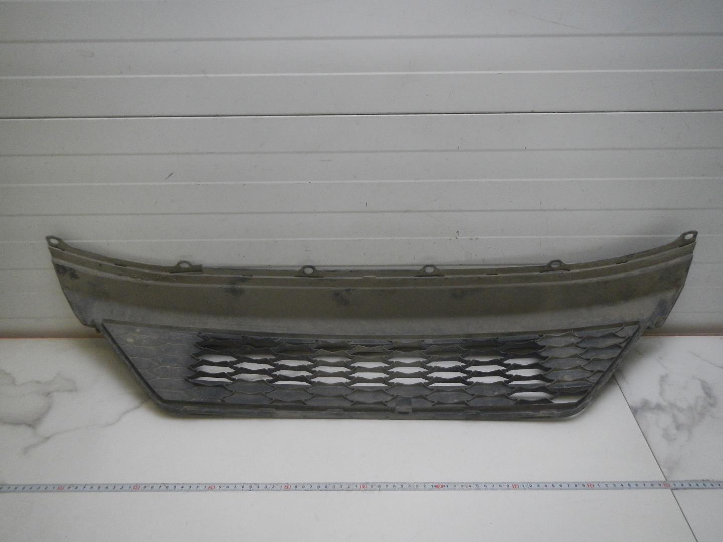 Решетка в бампер центральная