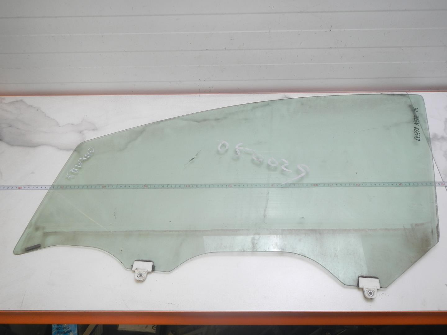 Стекло двери передней левой