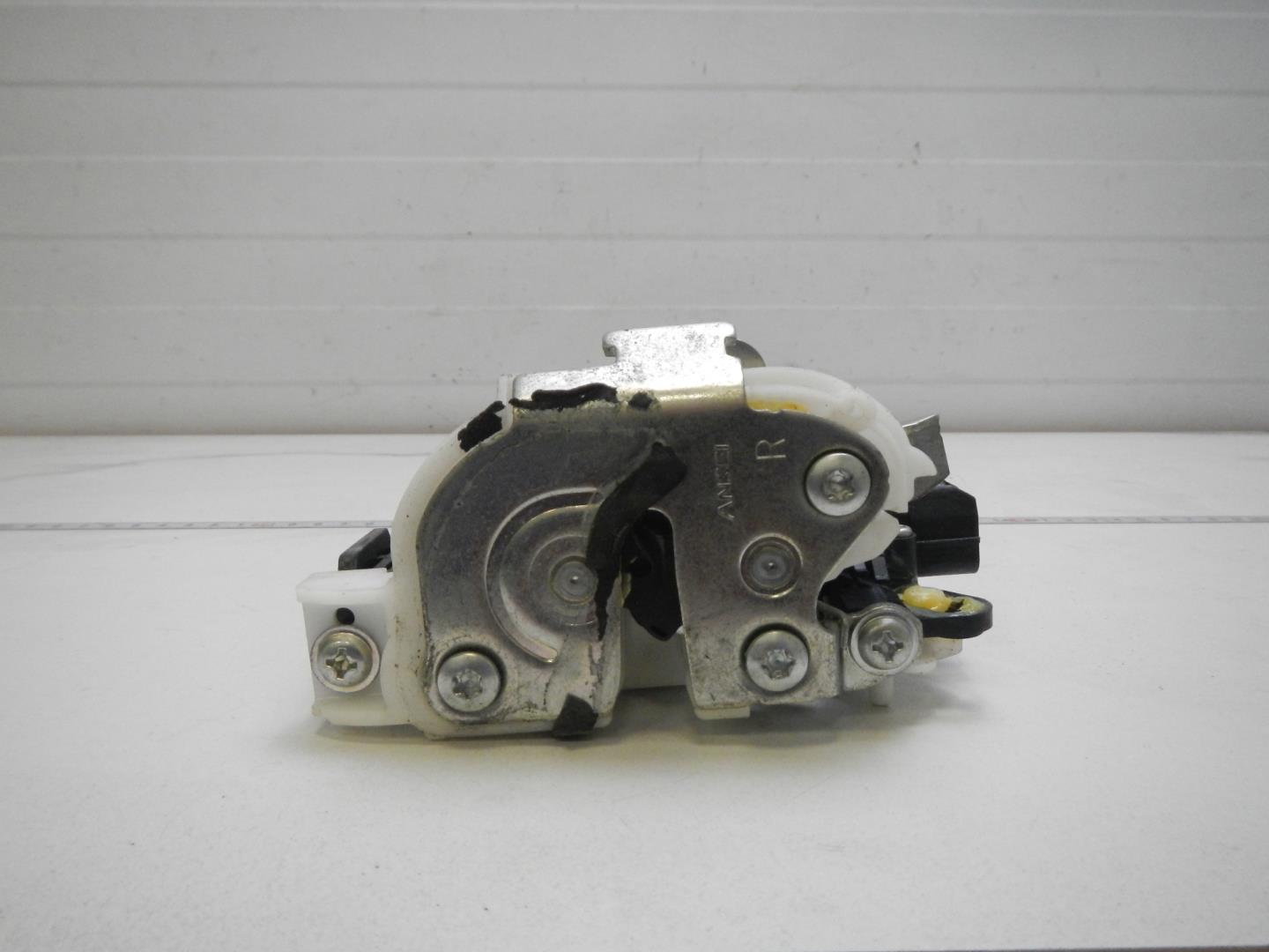 Замок двери задней правой