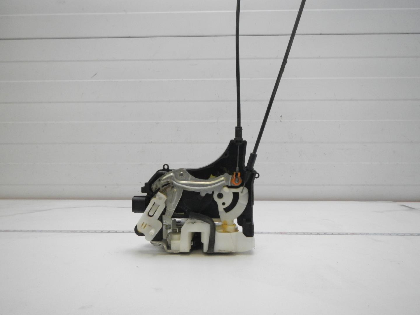 Замок двери задней правой