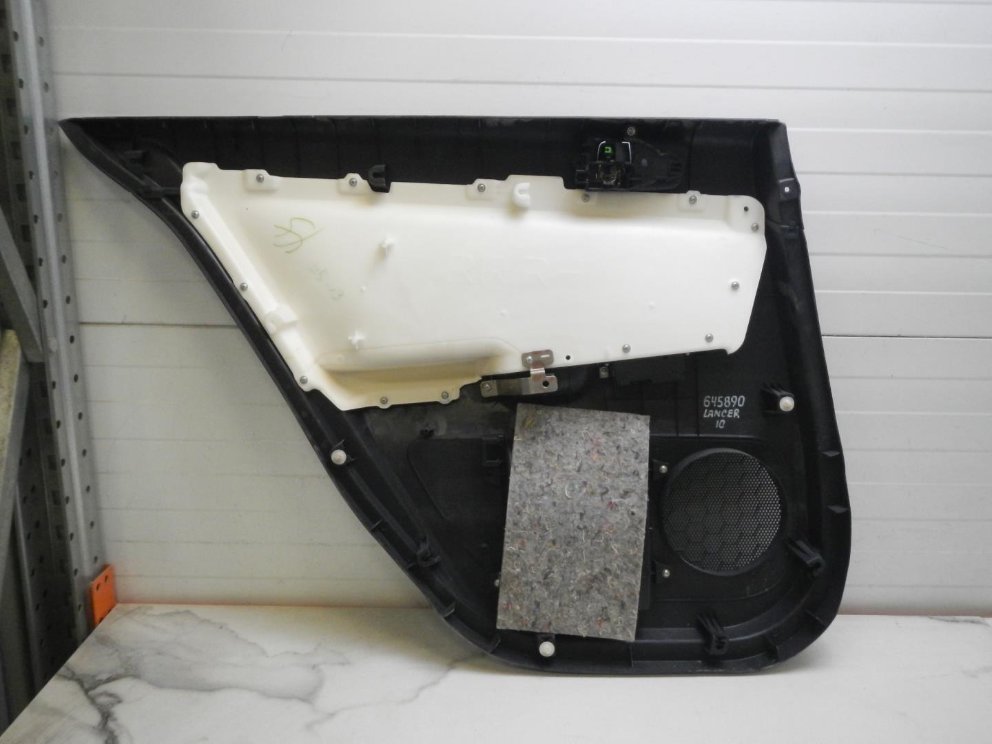 Обшивка двери задней правой