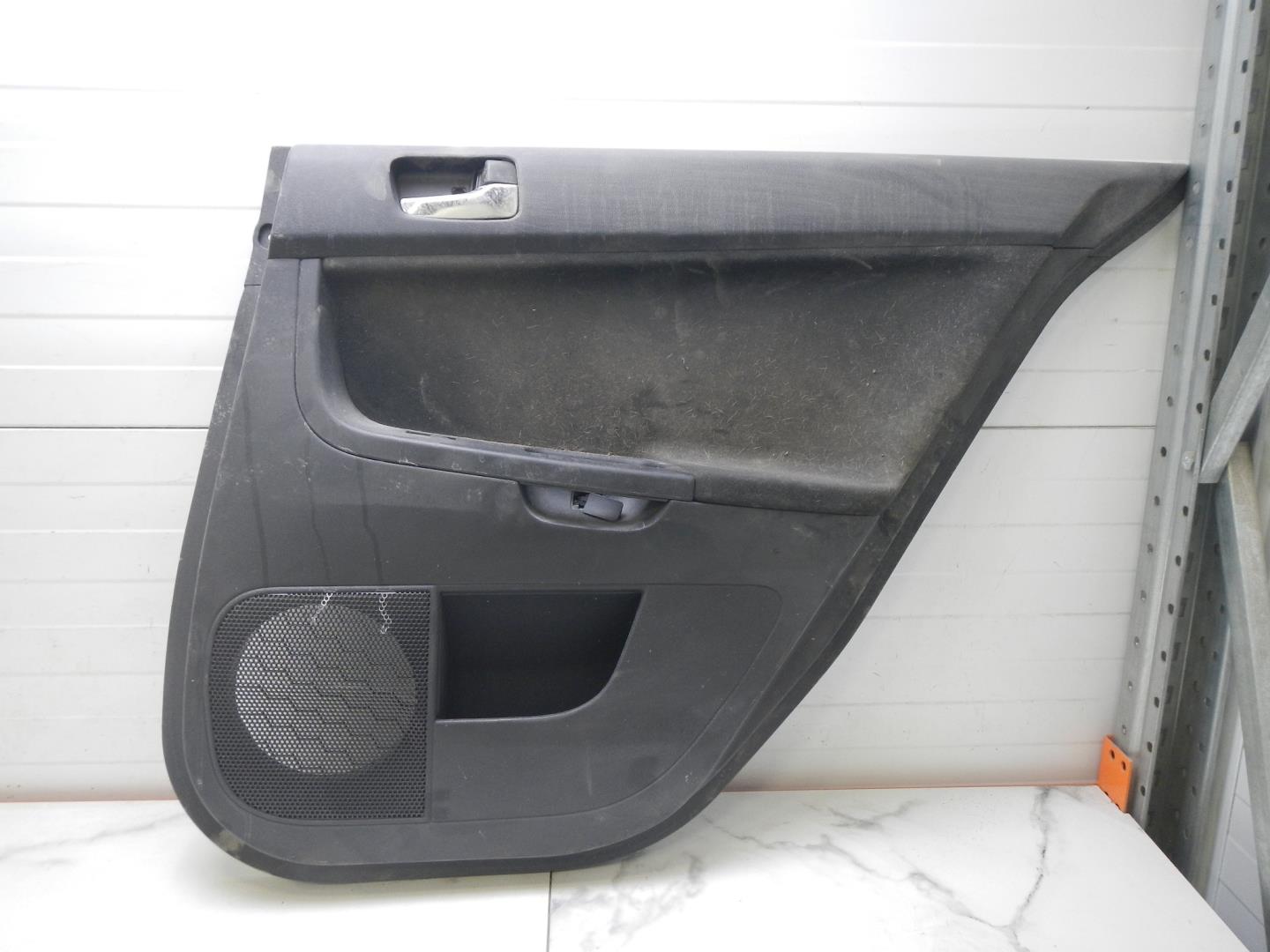 Обшивка двери задней правой