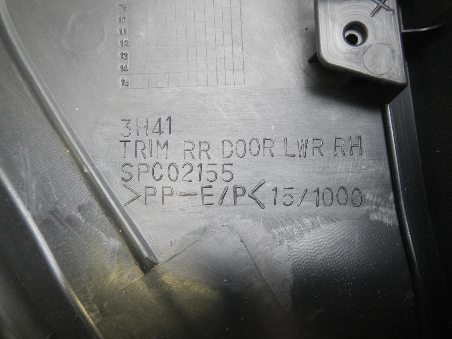 Обшивка двери задней правой