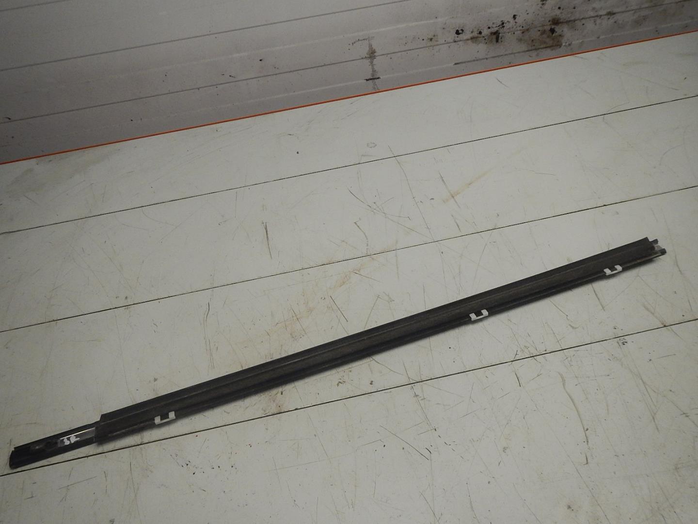 Накладка стекла заднего правого