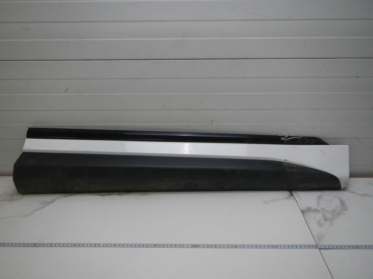Молдинг передней правой двери