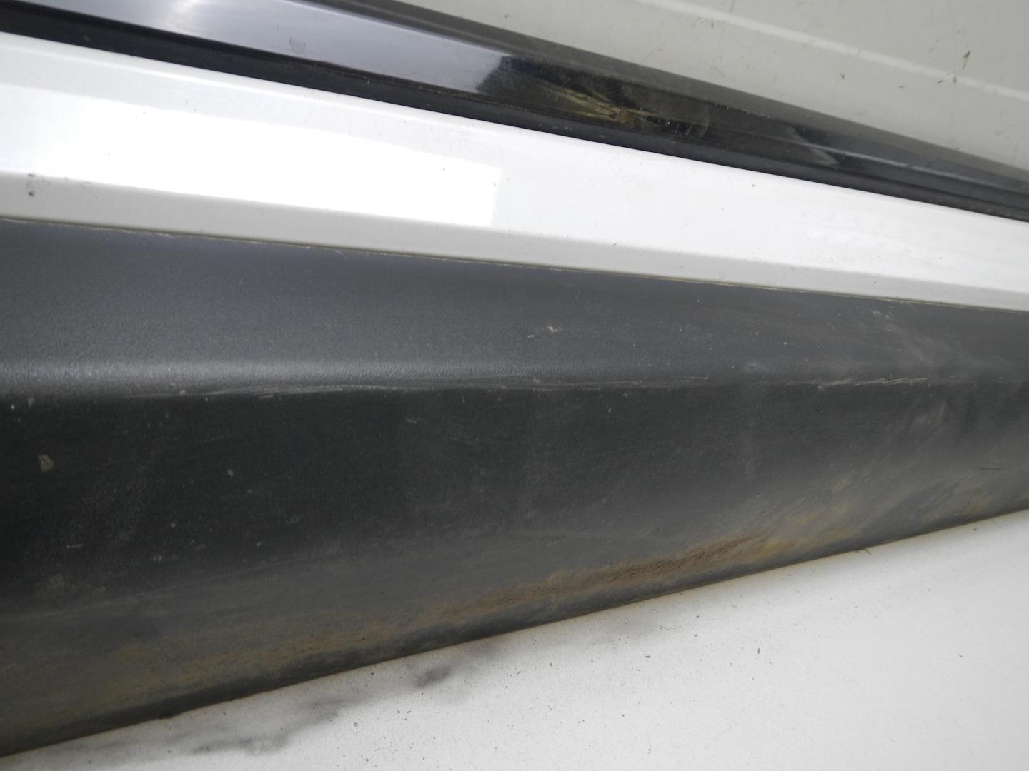 Молдинг передней правой двери