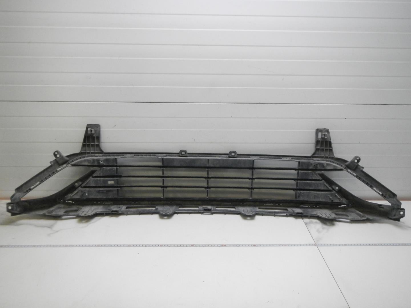 Решетка в бампер центральная