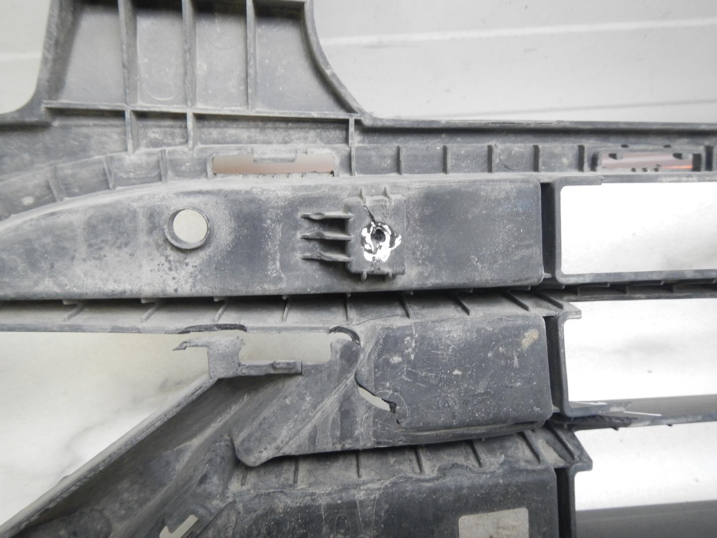 Решетка в бампер центральная