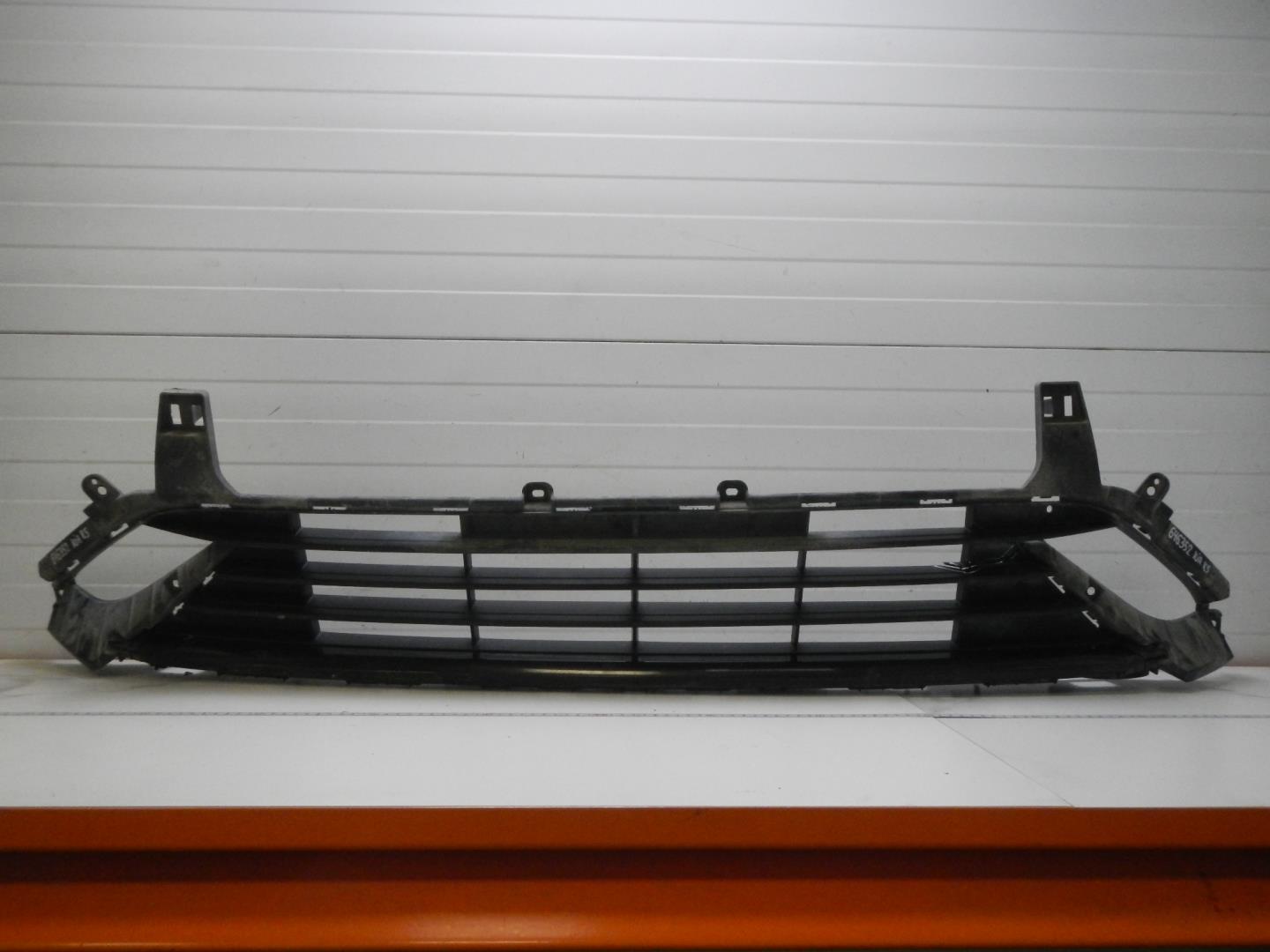 Решетка в бампер центральная