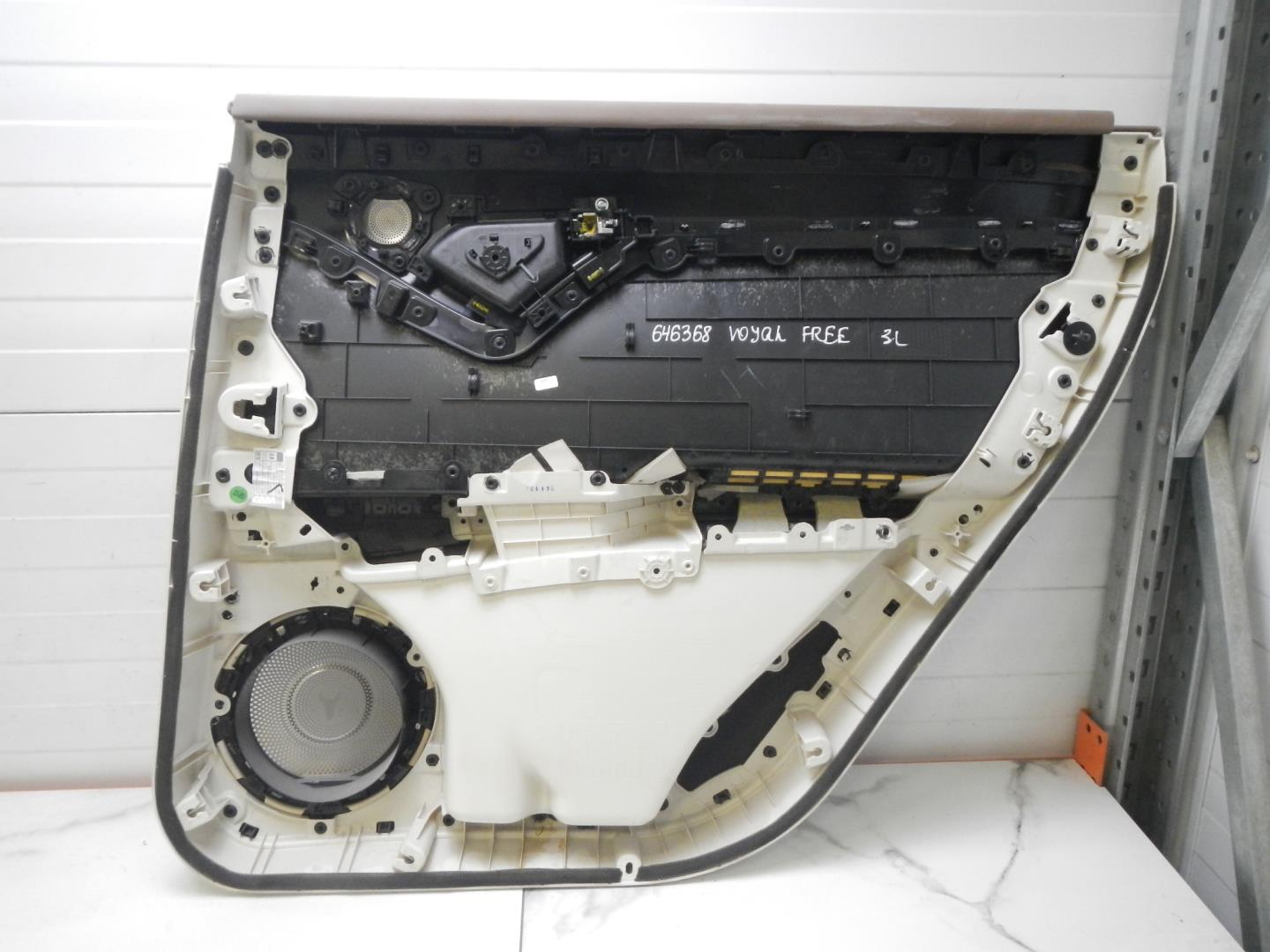 Обшивка двери задней левой