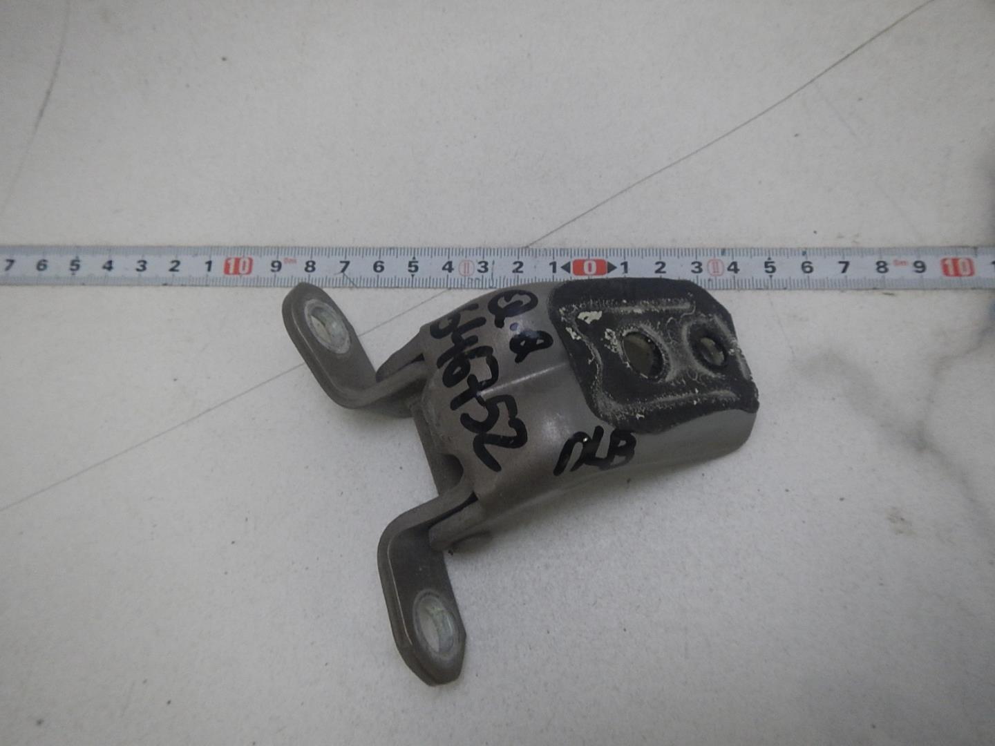 Петля двери передней левой верхняя