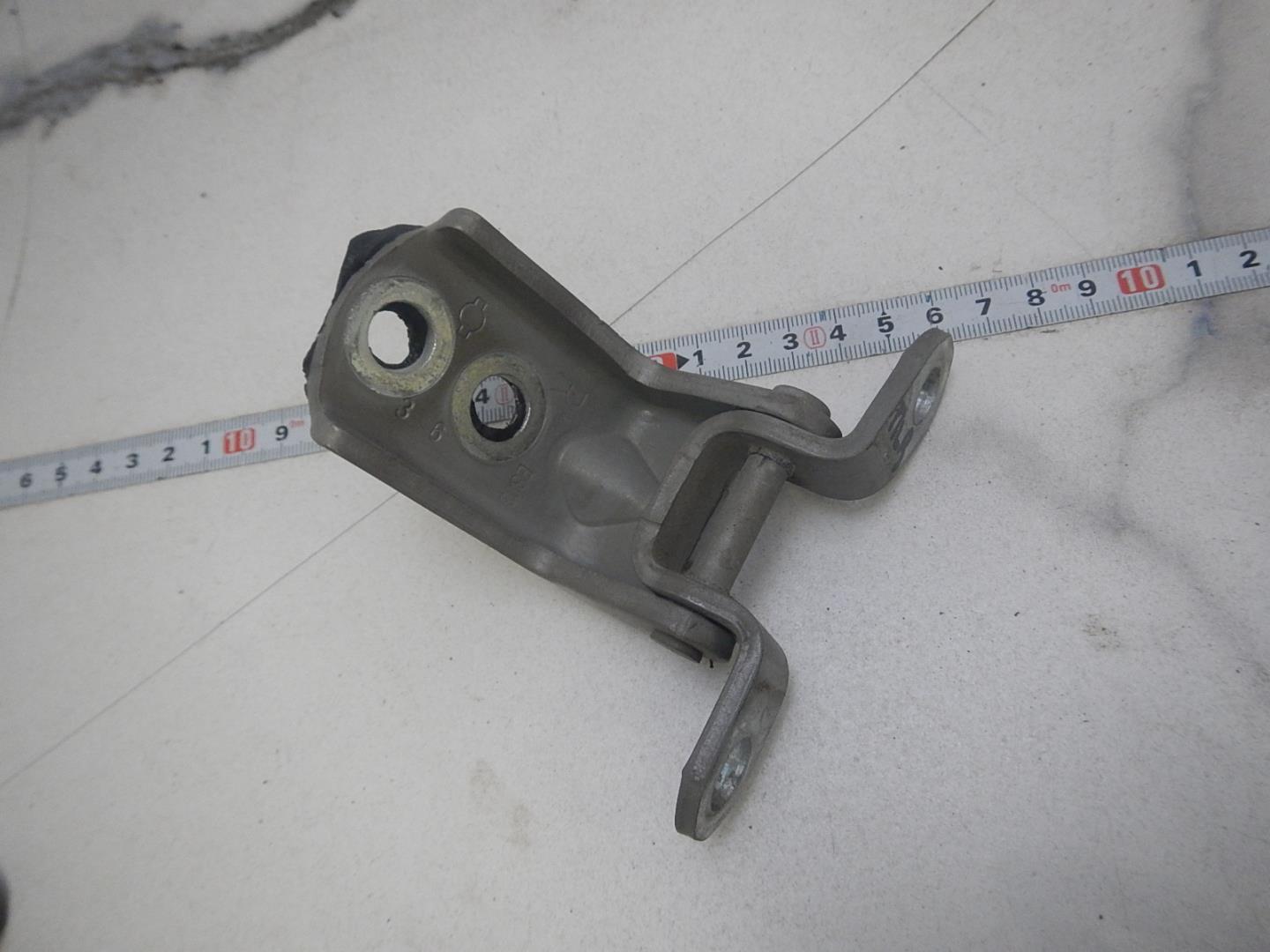 Петля двери передней левой верхняя