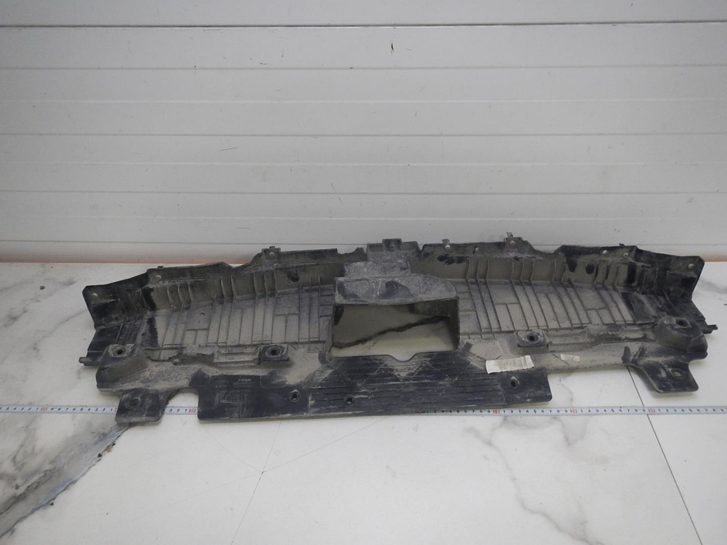 Кожух замка капота