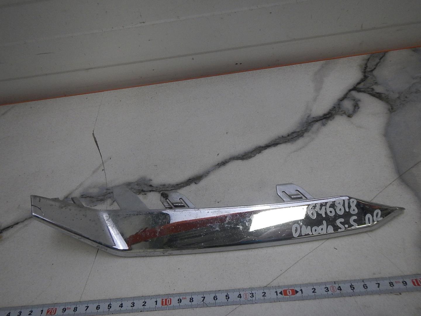 Молдинг переднего бампера правый