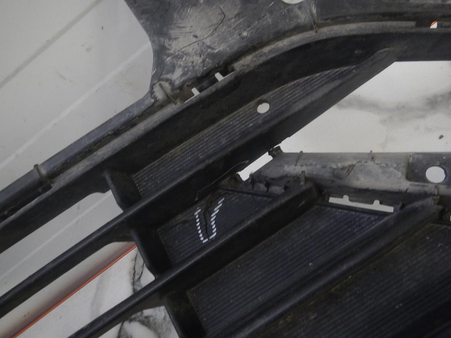 Решетка в бампер центральная